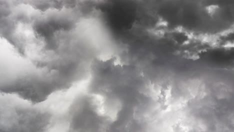 Gewitter-Und-Weiße-Kumulonimbuswolken-Am-Himmel