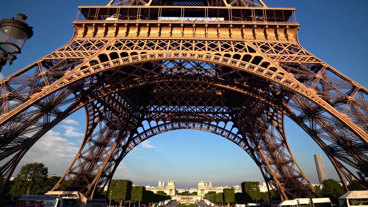 Vista dal basso della Torre Eiffel a Parigi