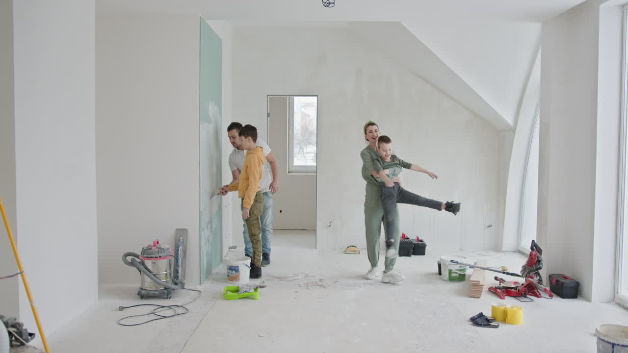 Familia reformando una habitación