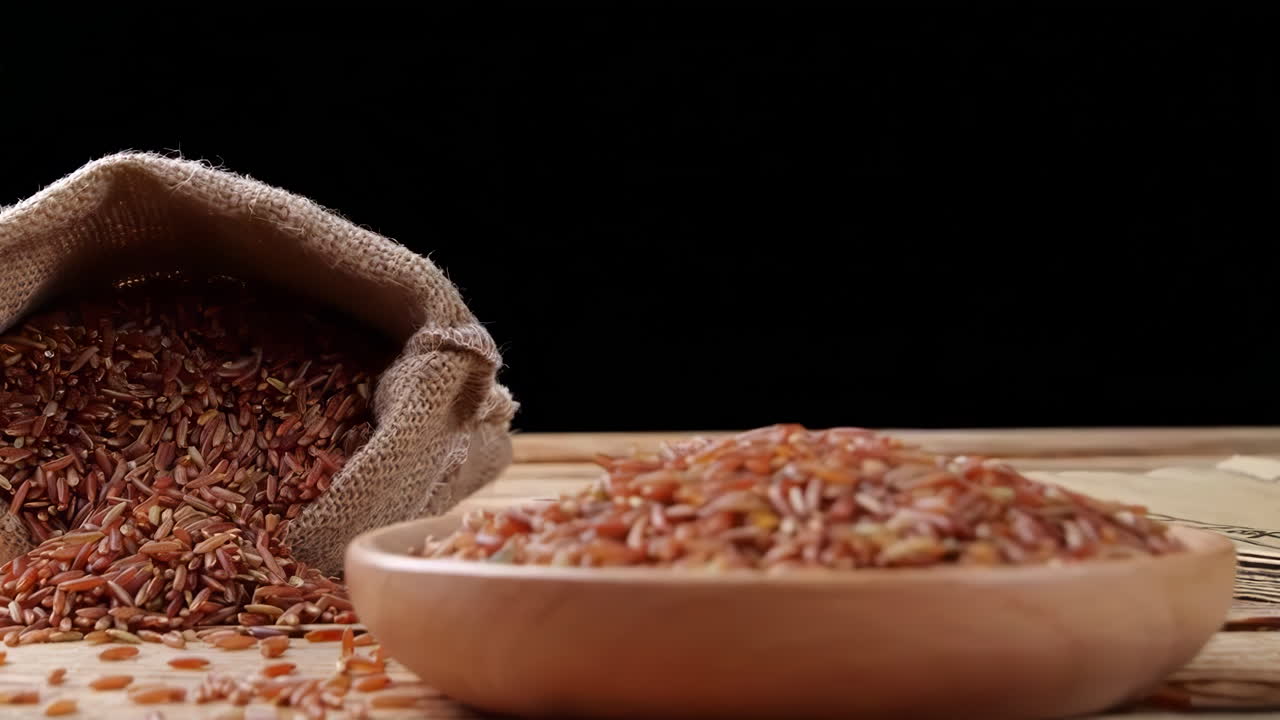 다양한 색의 다양한 원시 건강한 곡물 음식, 다양한 곡물, 곡물, 콩, 콩류는 광고 개념을 위해 목조 장식으로 회전됩니다.