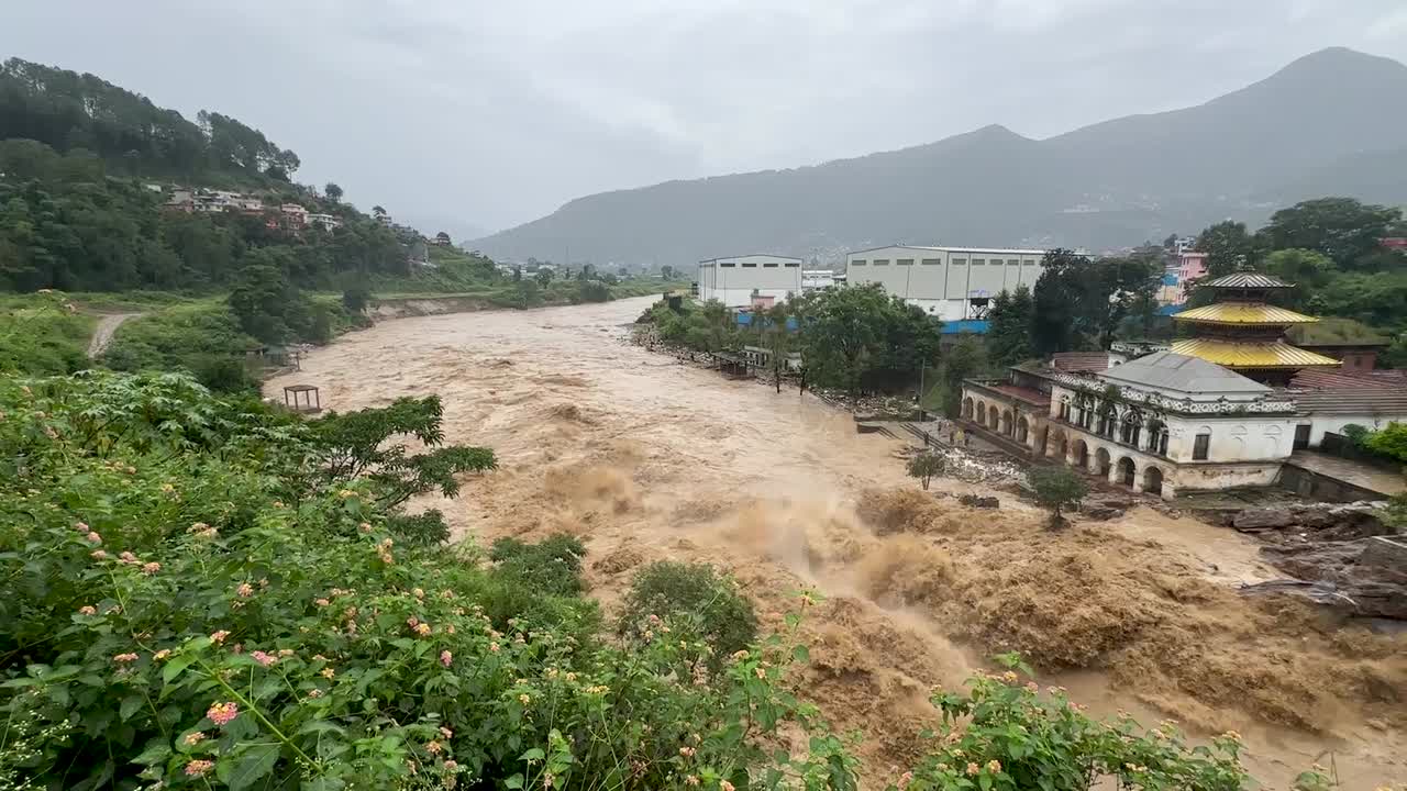 L'inondazione del fiume Bagmati ha danneggiato la strada e la riva del fiume durante forti piogge a Kathmandu, Nepal.
