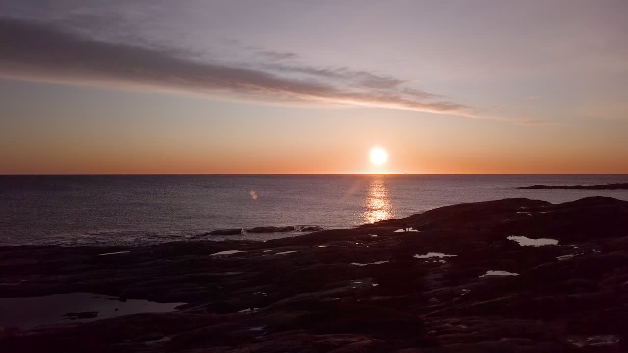공중, 무인 항공기는 justoya 섬의 바위 해안을 통해 skagerrak 바다를 향해 일출, aust agder, 노르웨이