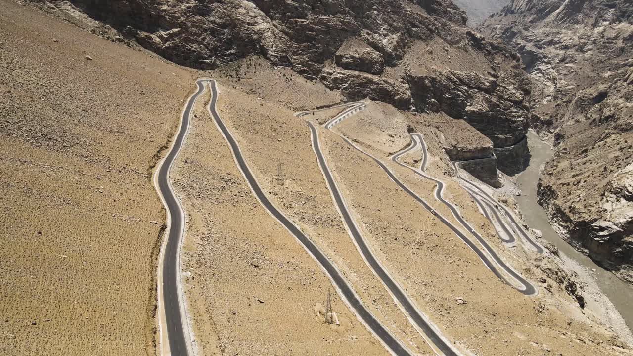 воздушный снимок дрона из кривой дороги, гата петли в химачал-прадеш.