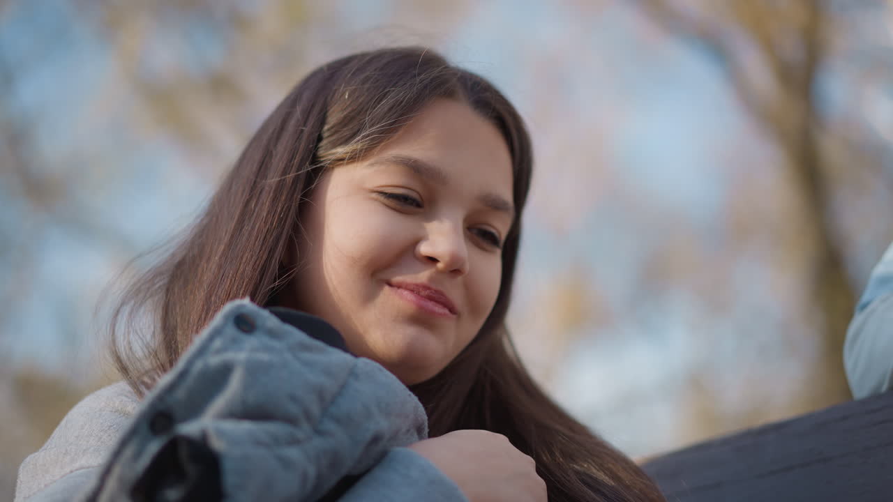 Recuerdos familiares inolvidables: felicidad familiar preservada, familia alegre al aire libre a la luz del día, un momento familiar sereno con la querida mascota y una reunión familiar apacible en plena naturaleza que destaca gestos cariñosos.