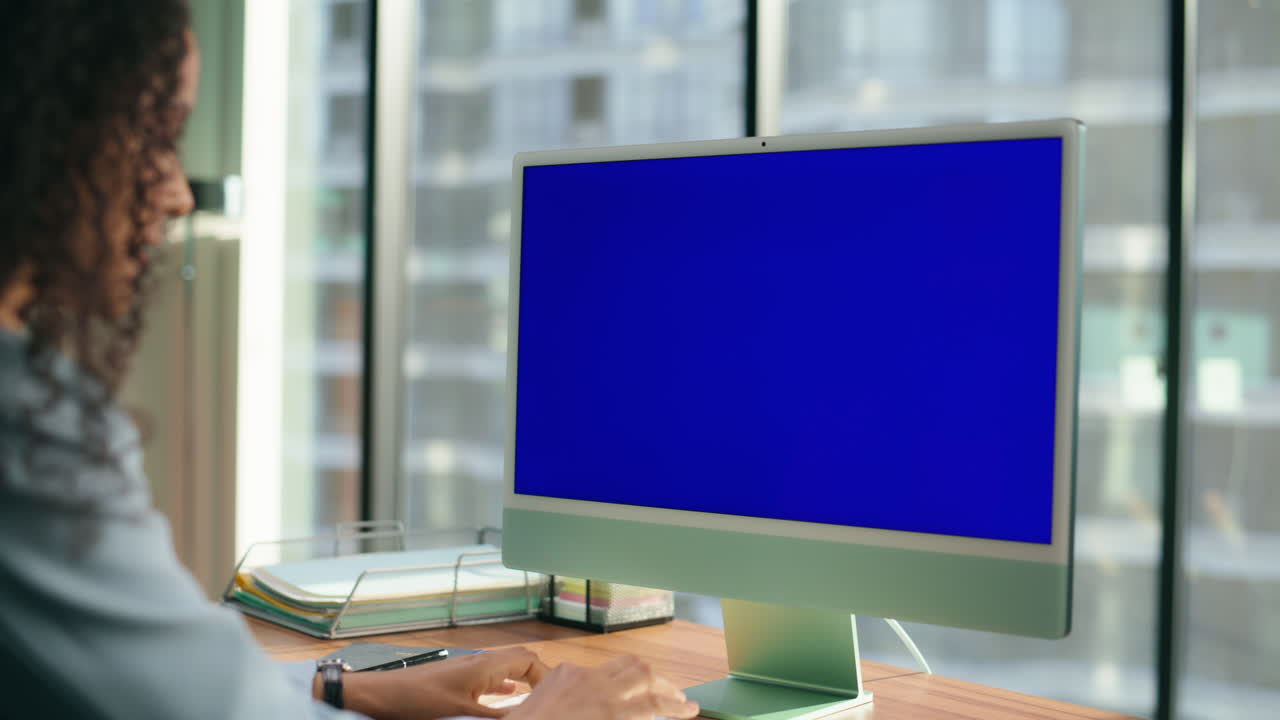 director desconocido escribiendo dispositivo de maquetación teclado solo primer plano. concepto de clave de croma