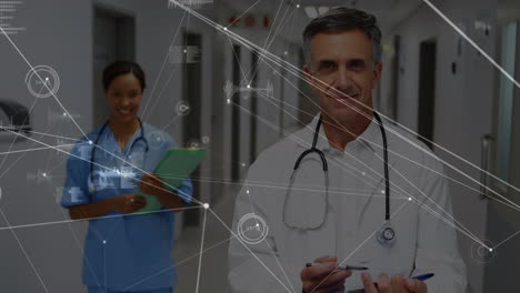 animación del procesamiento de datos sobre diversos médicos sonriendo