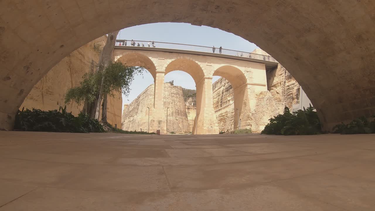 el puente que conduce a la puerta de la ciudad de valletta, malta