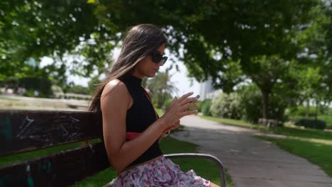 mujer usando el teléfono en un parque