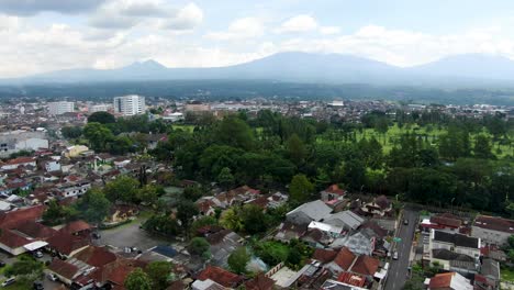 Tejados-De-La-Ciudad-De-Magelang-Y-Montañas-En-El-Horizonte,-Vista-Aérea-De-Drones