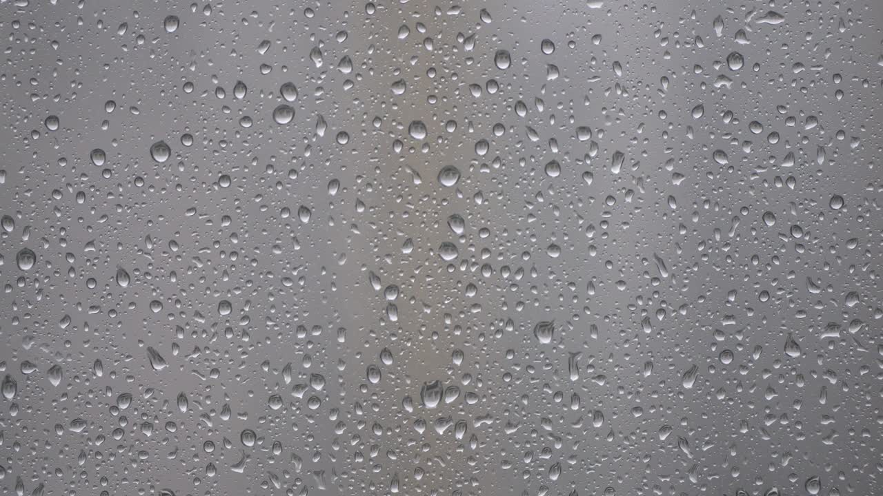 gotas de lluvia en la ventana de vidrio borrosa - elementos de día lluvioso - primer plano