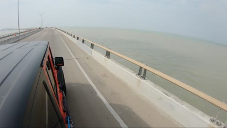 Alto-Pov-Conduciendo-En-La-Calzada-De-La-Reina-Isabella-Entre-La-Isla-Del-Padre-Sur-Y-Port-Isabel-Texas