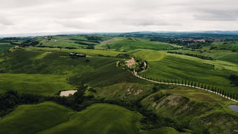 Aerial-view-of-Tuscany's-farmland-in-Italy's-rural-hills