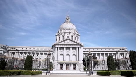 Front-view-of-the-Civic-Center-in-San-Francisco,-California