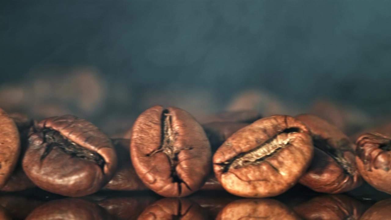 Nærbillede af friskristede kaffebønner med stigende damp