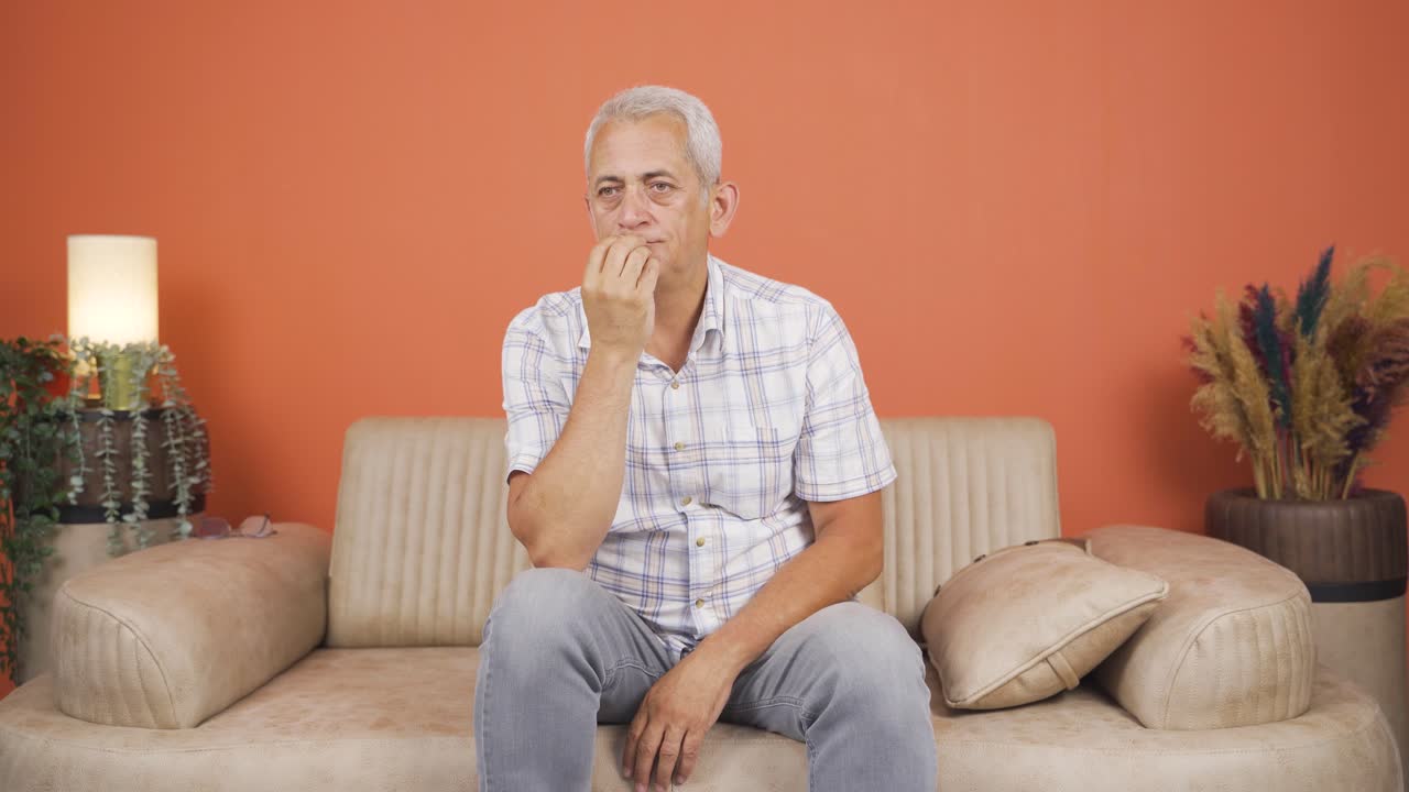 hombre triste con problemas de vida privada.