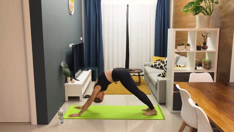 yoga hacia abajo perro en casa