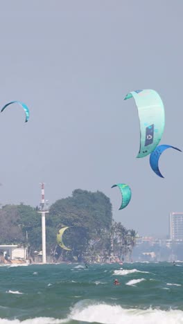 los kitesurfistas se deslizan sobre las ondas del océano