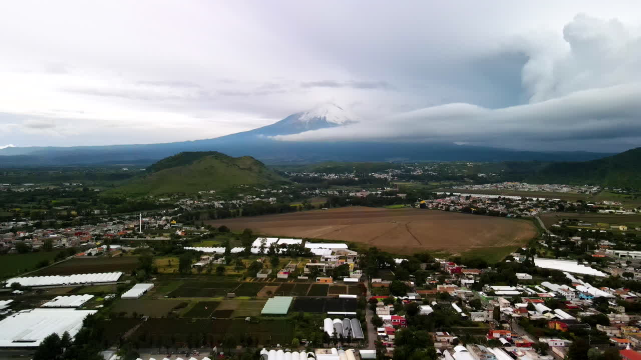 Vista del vulcano Popocatépetl coperto di neve ad agosto.