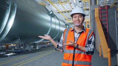 ingeniero que se presenta en una instalación industrial