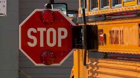 Blinkendes-Stoppschild-Am-Schulbus