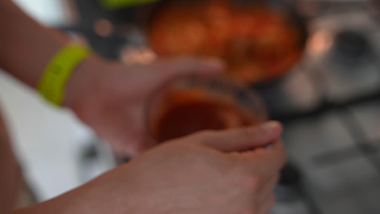 cocinando un plato de salsa de tomate