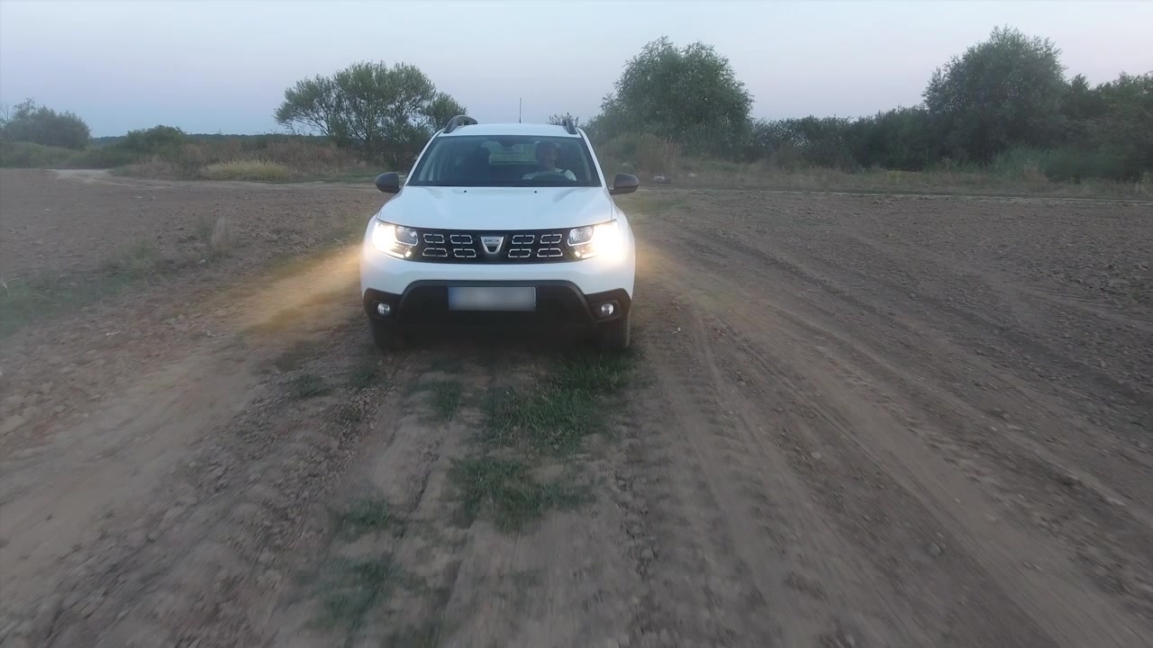 Dacia Duster tra nuvole di polvere