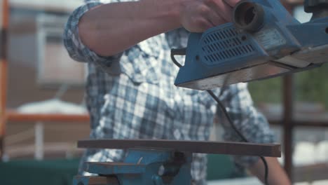 el planado eléctrico de madera de teca, recortes de madera, partículas de aserradura de movimiento lento