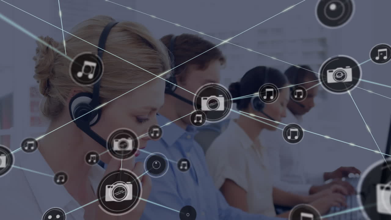 전화 헤드 ⁇ 을 착용 한 사업가 들 위 에 있는 아이콘 과 연결 된 네트워크 의 애니메이션