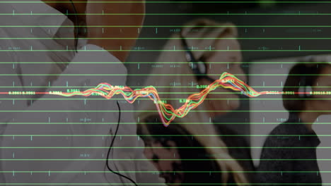 animación del procesamiento de datos financieros sobre diversas personas de negocios con auriculares