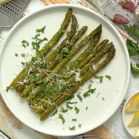 Leckerer-Gebratener-Spargel-Serviert-Auf-Weißem-Keramikteller-Mit-Parmesan,-Petersilie-Und-Zitrone