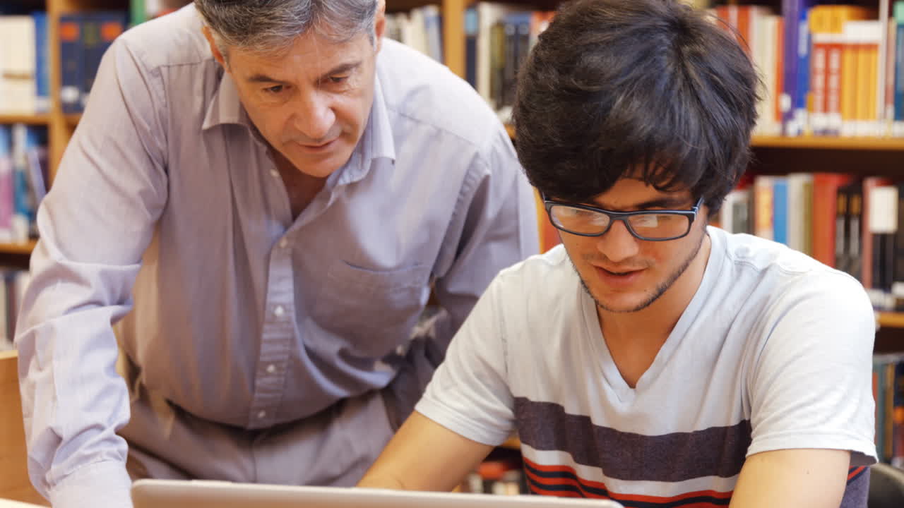 estudiante usando una computadora portátil en la biblioteca