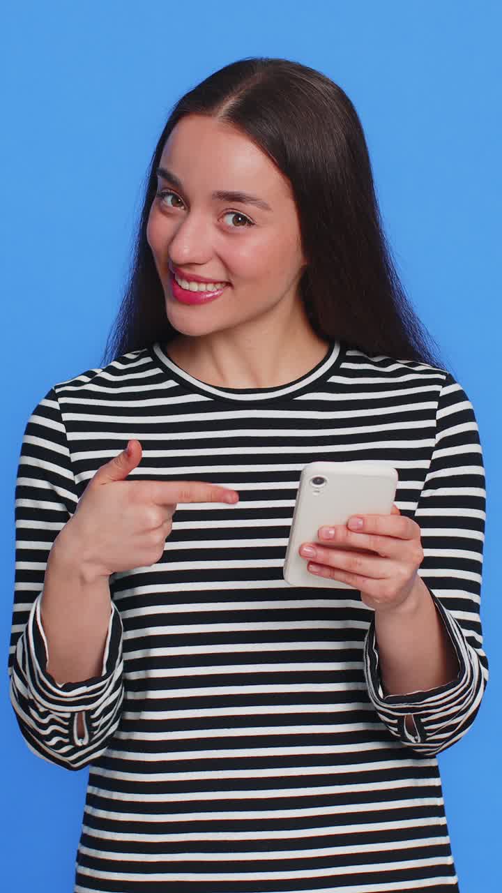 mujer utiliza un teléfono inteligente escribiendo un nuevo post en la web navegando por mensajes adicción a las redes sociales jugar juegos