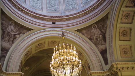 interior de uma igreja