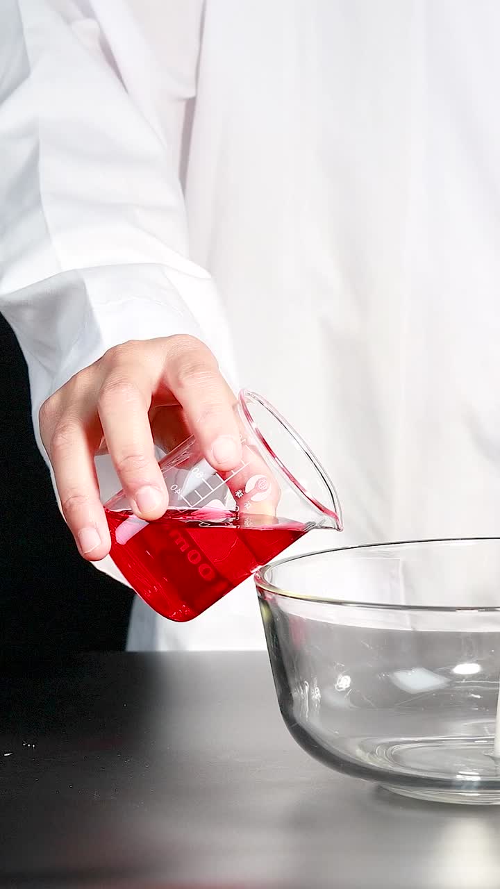 한 과학자가 불을 사용하여 압력 차이를 일으키기 위해 화학 반응을 시연하여 물이 컵에서 상승하게 만니다.