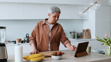 la abuela comienza una receta