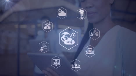animación de conexiones con iconos y procesamiento de datos sobre personas de negocios