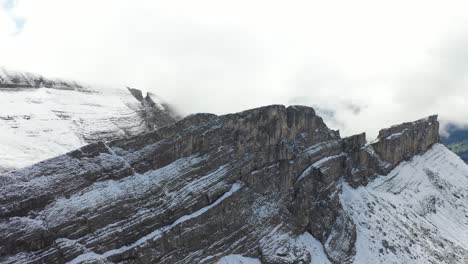 Drohnenaufnahme-Des-Massiven-Und-Steilen-Berghangs-Der-Schynige-Platte-In-Der-Schweiz
