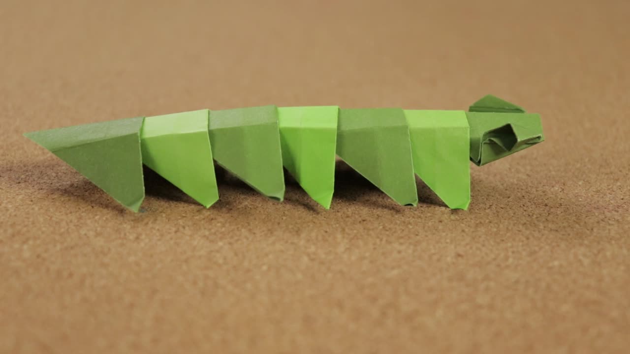 用 origami 技術製作的紙蟲