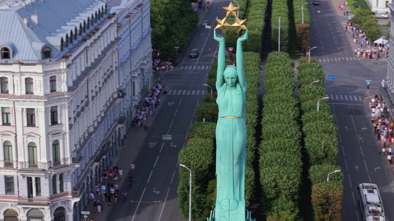 Letônia, Riga, Monumento da Liberdade no verão, close-up