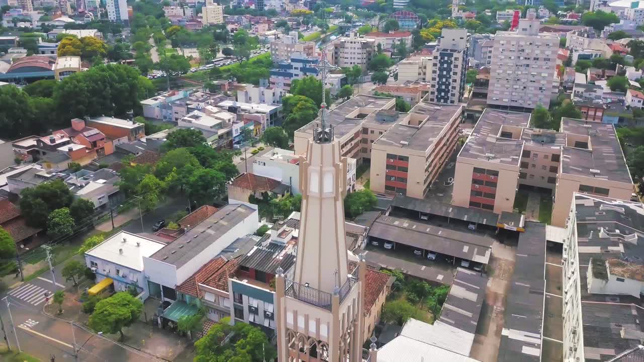 교회 주변을 드론으로 둘러싸다