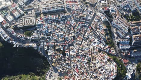 Drohne-Fliegt-über-Die-Stadt-Vejer-De-La-Frontera-In-Andalusien,-Schönes-Sonniges-Wetter