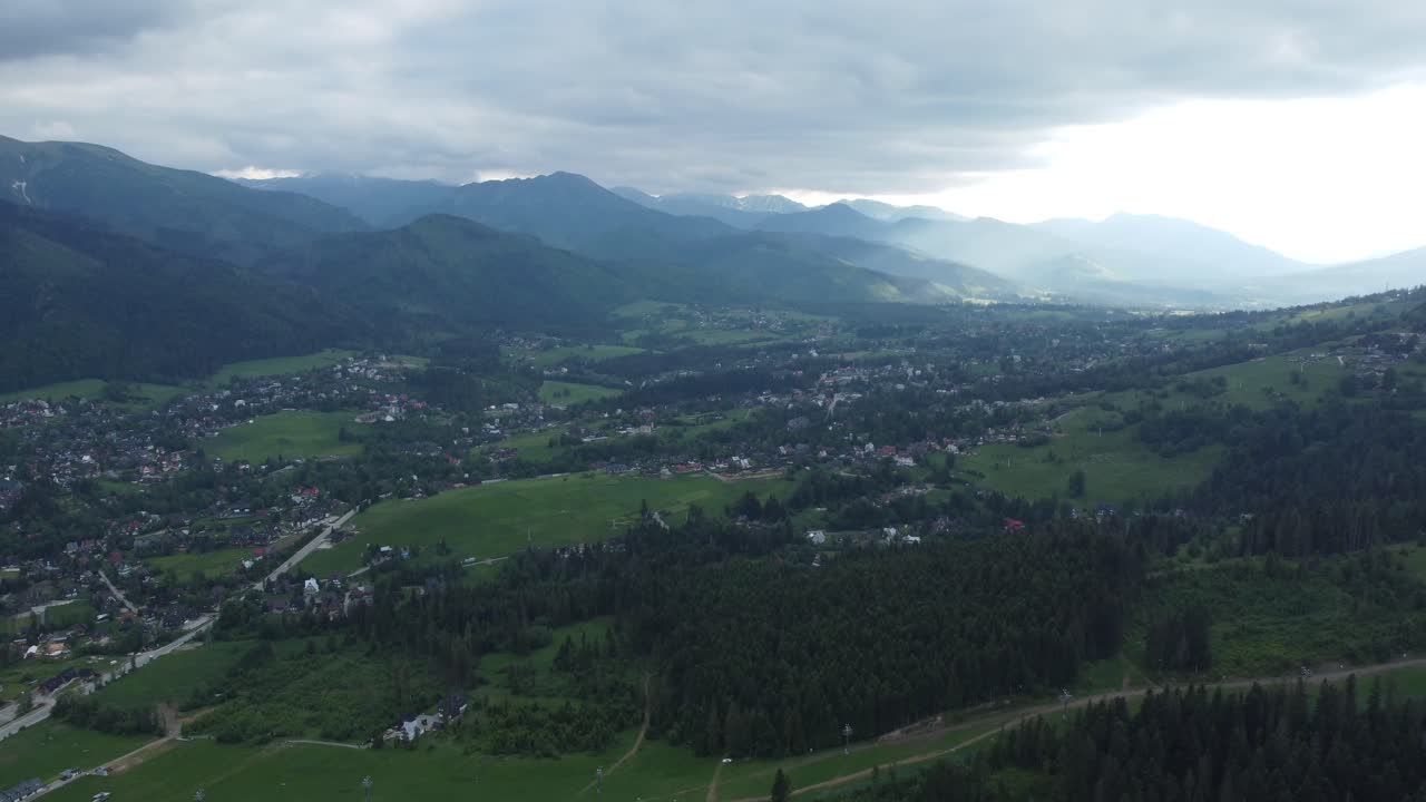 vista épica del valle del cielo desde el sobrevuelo del paisaje de gubałówka de las montañas tatry polacas cubiertas de nieve, los bosques y el legendario pico giewont cerca de zakopane, polonia 4k 30fps seguimiento suave a la derecha