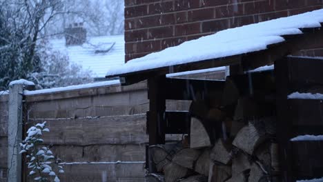 Caída-De-Nieve-En-El-Jardín-Inglés-Que-Muestra-El-Almacén-De-Madera-De-Registro-Temprano-En-La-Mañana-De-Invierno