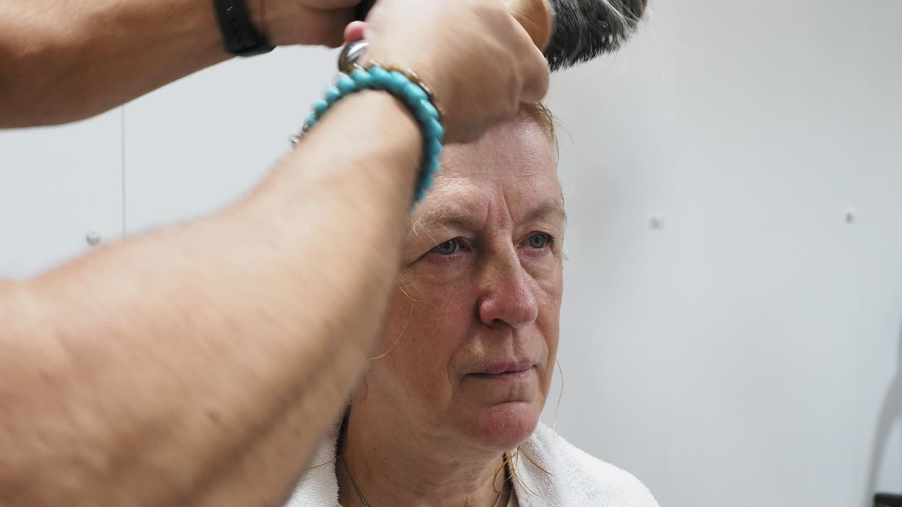 머리카락을 는 여자