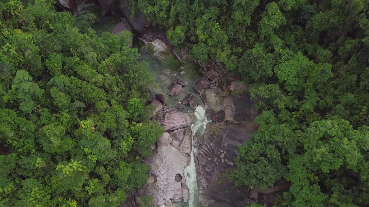 las rocas de babinda en cairns, australia, presumen de rápidos arroyos y densos bosques entrelazados con enormes formaciones de granito, reflejando la tranquila belleza que inspiró su nombre.
