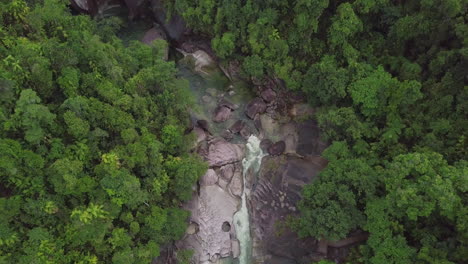 Die-Babinda-Felsbrocken-In-Cairns,-Australien,-Zeichnen-Sich-Durch-Schnelle-Bäche-Und-Dichte-Wälder-Aus,-Die-Sich-Mit-Massiven-Granitformationen-Verflechten-Und-Die-Ruhige-Schönheit-Widerspiegeln,-Die-Ihren-Namen-Inspiriert-Hat.