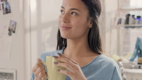 joven estudiante bebiendo café en casa por la mañana