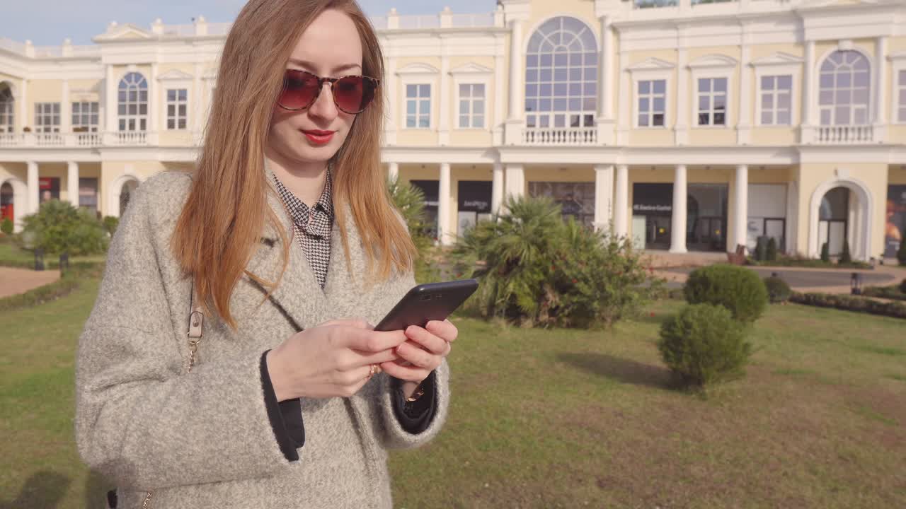 쇼핑몰에서 전화를 사용하는 여자