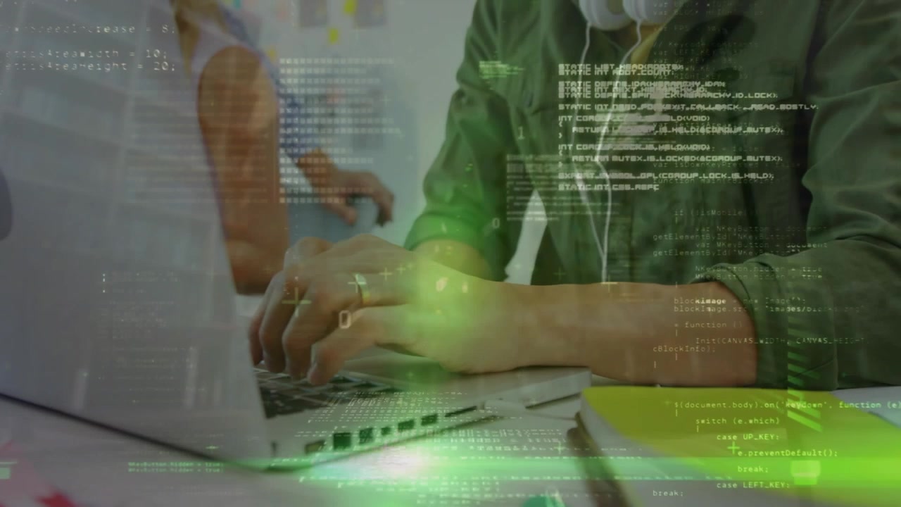 Animazione di codice binario e elaborazione dati su uomo d'affari che usa il portatile in ufficio.