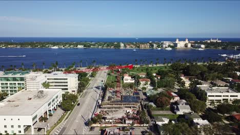 Eine-Fantastische-Aufnahme-Eines-Turmdrehkrans-Mit-Dem-Intracoastal-Und-Dem-Ozean-Im-Hintergrund